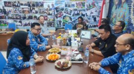 Foto: Kepala Suku Dinas Komunikasi, Informatika, dan Statistik (Kominfotik) Jakarta Pusat, Rahmat, didampingi jajaran staf, melakukan kunjungan silaturahmi ke markas Kelompok Kerja (Pokja) Persatuan Wartawan Indonesia (PWI) Jakarta Pusat di Gedung Wali Kota Jakarta Pusat, Senin (10/11/2025).