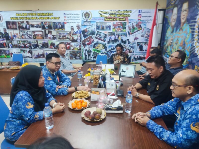 Foto: Kepala Suku Dinas Komunikasi, Informatika, dan Statistik (Kominfotik) Jakarta Pusat, Rahmat, didampingi jajaran staf, melakukan kunjungan silaturahmi ke markas Kelompok Kerja (Pokja) Persatuan Wartawan Indonesia (PWI) Jakarta Pusat di Gedung Wali Kota Jakarta Pusat, Senin (10/11/2025).