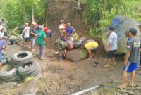 Foto:
Babinsa Koramil 0808/15 Gandusari, Serda Candra, bersama warga Dusun Sidoasri, Desa Sumberagung, Kecamatan Gandusari, Kabupaten Blitar