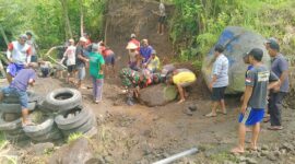 Foto:
Babinsa Koramil 0808/15 Gandusari, Serda Candra, bersama warga Dusun Sidoasri, Desa Sumberagung, Kecamatan Gandusari, Kabupaten Blitar