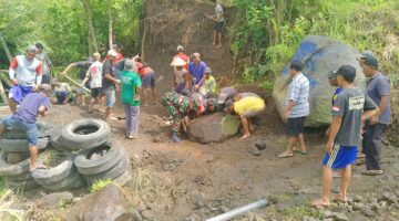 Foto:
Babinsa Koramil 0808/15 Gandusari, Serda Candra, bersama warga Dusun Sidoasri, Desa Sumberagung, Kecamatan Gandusari, Kabupaten Blitar