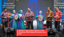 Foto: Wali Kota Jakarta Pusat, Drs. Arifin M.AP, membuka Pagelaran Hasil Pembinaan Seni Budaya Kecamatan Johar Baru Tahun 2025 di halaman Kantor Camat Johar Baru, Kamis (13/11/25).