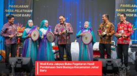 Foto: Wali Kota Jakarta Pusat, Drs. Arifin M.AP, membuka Pagelaran Hasil Pembinaan Seni Budaya Kecamatan Johar Baru Tahun 2025 di halaman Kantor Camat Johar Baru, Kamis (13/11/25).