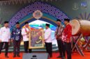 Foto: Wali Kota Jakarta Pusat bersama para pimpinan lembaga keagamaan menerima lukisan kaligrafi sebagai simbol dimulainya rangkaian MTQ 2025.