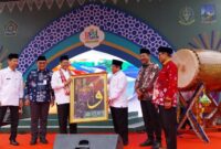 Foto: Wali Kota Jakarta Pusat bersama para pimpinan lembaga keagamaan menerima lukisan kaligrafi sebagai simbol dimulainya rangkaian MTQ 2025.
