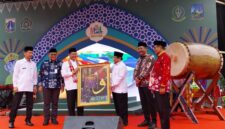 Foto: Wali Kota Jakarta Pusat bersama para pimpinan lembaga keagamaan menerima lukisan kaligrafi sebagai simbol dimulainya rangkaian MTQ 2025.