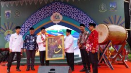 Foto: Wali Kota Jakarta Pusat bersama para pimpinan lembaga keagamaan menerima lukisan kaligrafi sebagai simbol dimulainya rangkaian MTQ 2025.