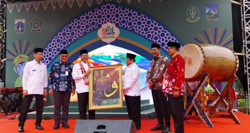 Foto: Wali Kota Jakarta Pusat bersama para pimpinan lembaga keagamaan menerima lukisan kaligrafi sebagai simbol dimulainya rangkaian MTQ 2025.