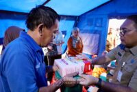 Foto: Arifin Wali Kota Jakarta Pusat menyalurkan bantuan kepada warga penyintas kebakaran di pos pengungsian GOR Tanah Abang, Senin (17/11/25).
