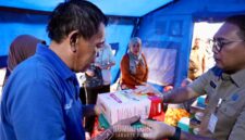Foto: Arifin Wali Kota Jakarta Pusat menyalurkan bantuan kepada warga penyintas kebakaran di pos pengungsian GOR Tanah Abang, Senin (17/11/25).