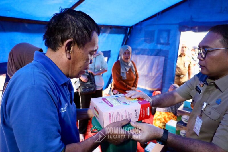Foto: Arifin Wali Kota Jakarta Pusat menyalurkan bantuan kepada warga penyintas kebakaran di pos pengungsian GOR Tanah Abang, Senin (17/11/25).