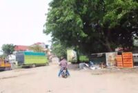 Foto: Aktivitas warga dan kendaraan terlihat di lahan yang menjadi lokasi rencana pembangunan Embung Cakung Barat.