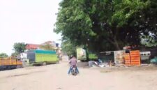 Foto: Aktivitas warga dan kendaraan terlihat di lahan yang menjadi lokasi rencana pembangunan Embung Cakung Barat.