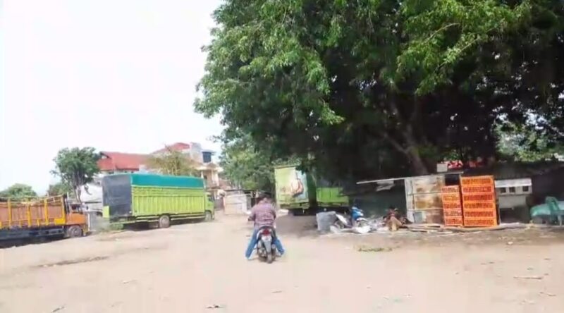 Foto: Aktivitas warga dan kendaraan terlihat di lahan yang menjadi lokasi rencana pembangunan Embung Cakung Barat.