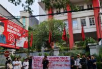 Foto: Mahasiswa Gelar Aksi Desak Penindakan Hukum di Depan Kantor DPP PDI Perjuangan.
