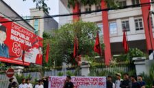 Foto: Mahasiswa Gelar Aksi Desak Penindakan Hukum di Depan Kantor DPP PDI Perjuangan.
