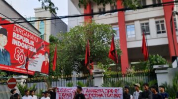 Foto: Mahasiswa Gelar Aksi Desak Penindakan Hukum di Depan Kantor DPP PDI Perjuangan.
