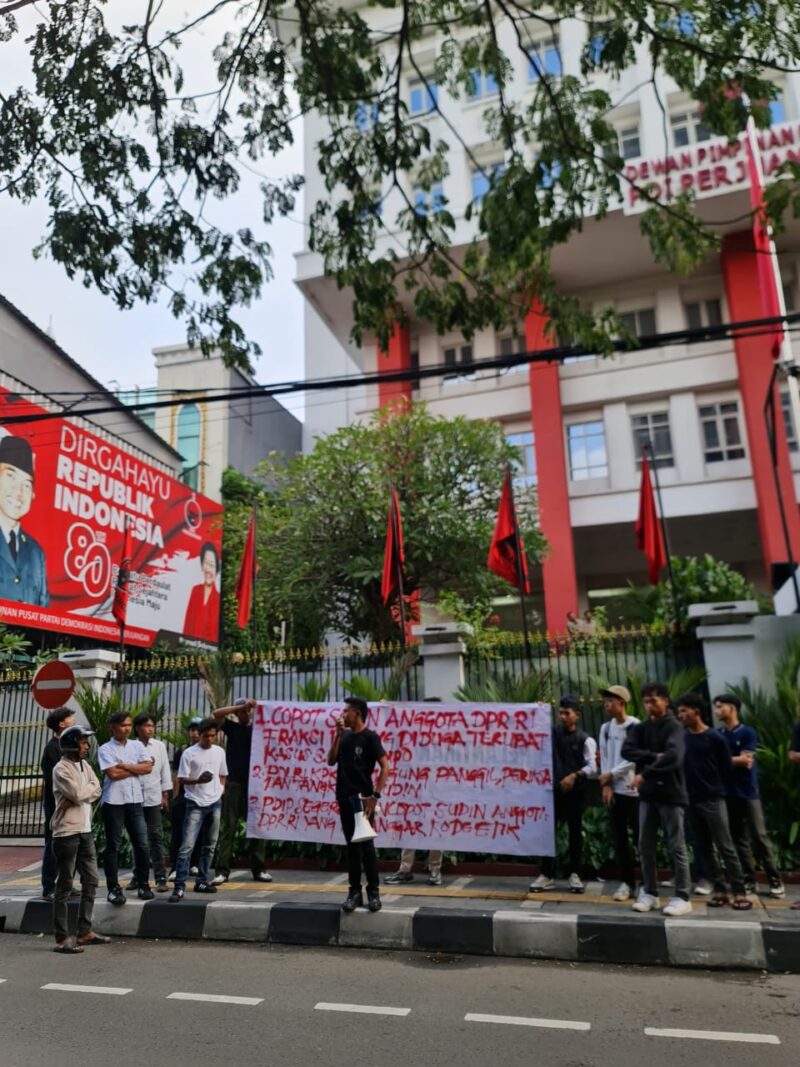 Foto: Mahasiswa Gelar Aksi Desak Penindakan Hukum di Depan Kantor DPP PDI Perjuangan.

