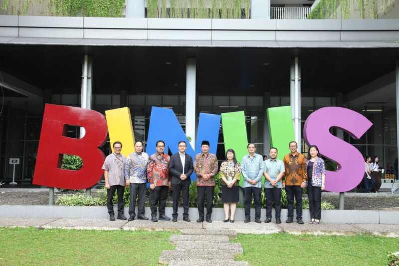 Foto: Para pimpinan dan perwakilan Universitas Bina Nusantara berpose bersama di depan instalasi huruf raksasa “BINUS” di area kampus.