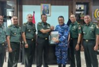 Foto: Wakil Uskup menyerahkan buku 75 Tahun Pengabdian Pelayanan Umat Katolik di Lingkungan TNI dan Polri sebagai simbol kemitraan sekaligus wujud komitmen peningkatan pelayanan pastoral bagi personel TNI.