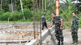 Foto: Danrem melihat detail struktur bangunan yang tengah dikerjakan dan memastikan kualitas konstruksi berjalan sesuai rencana.