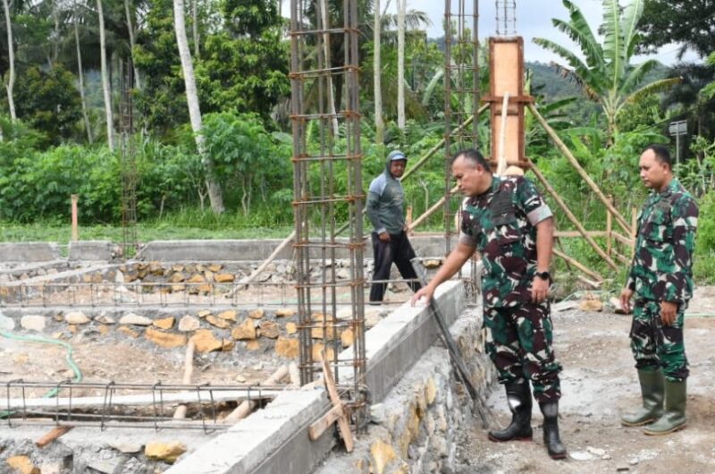 Foto: Danrem melihat detail struktur bangunan yang tengah dikerjakan dan memastikan kualitas konstruksi berjalan sesuai rencana.