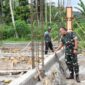 Foto: Danrem melihat detail struktur bangunan yang tengah dikerjakan dan memastikan kualitas konstruksi berjalan sesuai rencana.