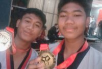 Foto: Dua atlet muda tampak tersenyum bangga sambil memperlihatkan medali yang mereka raih dalam ajang KONI Series 6 Indonesia Taekwondo Championship 2025.