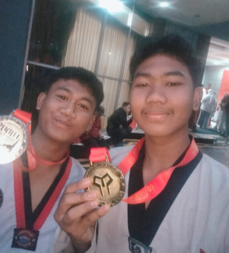 Foto: Dua atlet muda tampak tersenyum bangga sambil memperlihatkan medali yang mereka raih dalam ajang KONI Series 6 Indonesia Taekwondo Championship 2025.