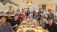 Foto: Alumni kelas 2 IPA 3 SMA IX, Bulungan, menggelar reuni. Mereka bertemu kembali, Selasa (4/11/25), dengan makan siang bersama di resto Simpang Raya Grande, Pasar Minggu, Jaksel.