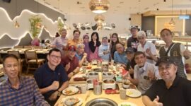 Foto: Alumni kelas 2 IPA 3 SMA IX, Bulungan, menggelar reuni. Mereka bertemu kembali, Selasa (4/11/25), dengan makan siang bersama di resto Simpang Raya Grande, Pasar Minggu, Jaksel.