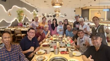 Foto: Alumni kelas 2 IPA 3 SMA IX, Bulungan, menggelar reuni. Mereka bertemu kembali, Selasa (4/11/25), dengan makan siang bersama di resto Simpang Raya Grande, Pasar Minggu, Jaksel.