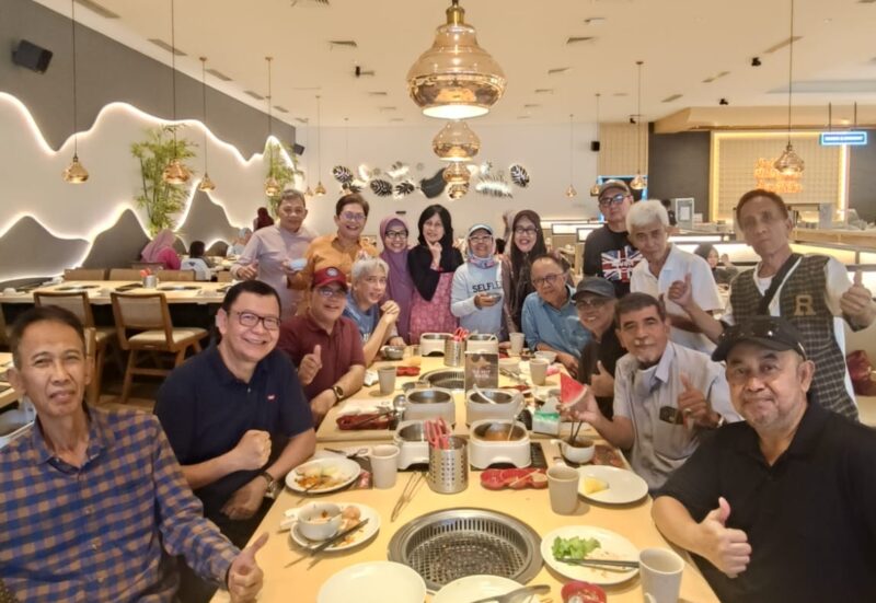 Foto: Alumni kelas 2 IPA 3 SMA IX, Bulungan, menggelar reuni. Mereka bertemu kembali, Selasa (4/11/25), dengan makan siang bersama di resto Simpang Raya Grande, Pasar Minggu, Jaksel.