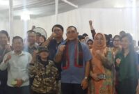 Foto: Wali Kota Jakarta Pusat Arifin berfoto bersama warga Karang Anyar dalam kegiatan Silaturahmi Malam Hari Wali Kota Jakarta Pusat, Senin (11/11/2025).