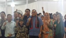 Foto: Wali Kota Jakarta Pusat Arifin berfoto bersama warga Karang Anyar dalam kegiatan Silaturahmi Malam Hari Wali Kota Jakarta Pusat, Senin (11/11/2025).