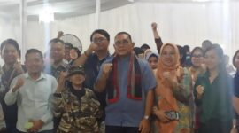 Foto: Wali Kota Jakarta Pusat Arifin berfoto bersama warga Karang Anyar dalam kegiatan Silaturahmi Malam Hari Wali Kota Jakarta Pusat, Senin (11/11/2025).
