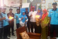 Foto: Para juru parkir Kalideres mendatangi SDN 07 Kalideres untuk memberikan kejutan spesial kepada para guru pada peringatan Hari Guru Nasional 2025.