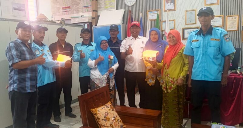 Foto: Para juru parkir Kalideres mendatangi SDN 07 Kalideres untuk memberikan kejutan spesial kepada para guru pada peringatan Hari Guru Nasional 2025.