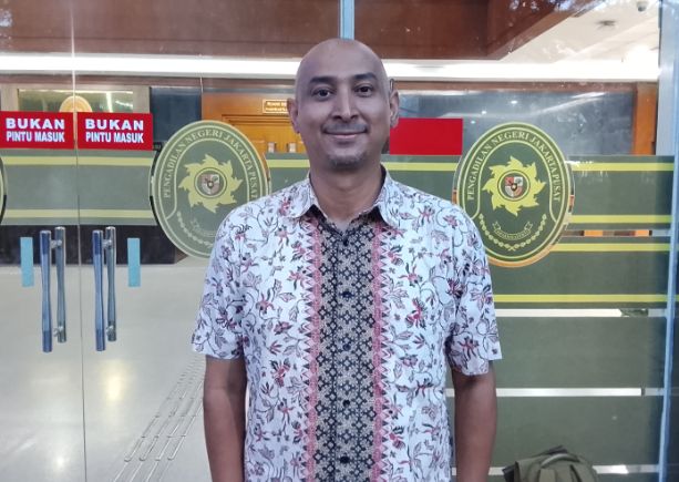 Foto: Kuasa hukum terdakwa Danny Praditya, FX L. Michael Shah, S.H., saat ditemui okjakarta.com sesuai jalani persidangan di Pengadilan Negeri Jakarta Pusat, Senin (3/11/2025). (Dok-Okj/Fahmy Nurdin)