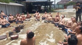 Foto: Prosesi penyucian diri dan lingkungan dilakukan sebagai simbol penyatuan antara manusia dengan alam semesta. (Dok-Istimewa)