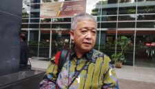 Foto: Praktisi hukum senior sekaligus mediator bersertifikat, Hartono Tanuwidjaja, S.H., M.Si., M.H., CBL., CMed., CIRP., C.EI., CLCT., CDRP., CCD., CPFI., CCFE., CFA., CTM., CHRBP., CLC., CCLM., CCAP., CDRA., CLOP., CCM., CLR., CCNP., CBLS., CMLE., CCLA., CLL., CICEL., CAIC., CBCP., CBLI., CLSC., CIIMS., saat ditemui okjakarta.com di Pengadilan Negeri Jakarta Pusat, Selasa (4/11/2025). (Dok-Okj/Fahmy Nurdin)