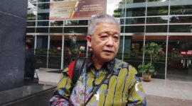 Foto: Praktisi hukum senior sekaligus mediator bersertifikat, Hartono Tanuwidjaja, S.H., M.Si., M.H., CBL., CMed., CIRP., C.EI., CLCT., CDRP., CCD., CPFI., CCFE., CFA., CTM., CHRBP., CLC., CCLM., CCAP., CDRA., CLOP., CCM., CLR., CCNP., CBLS., CMLE., CCLA., CLL., CICEL., CAIC., CBCP., CBLI., CLSC., CIIMS., saat ditemui okjakarta.com di Pengadilan Negeri Jakarta Pusat, Selasa (4/11/2025). (Dok-Okj/Fahmy Nurdin)