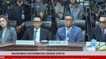 Foto: Nafa Urbach, Eko Patrio, Uya Kuya, dan Ahmad Sahroni duduk disidang MKD DPR, Senayan, Jakarta, Rabu (5/11/2025). (Dok - YouTube Parlemen TV)