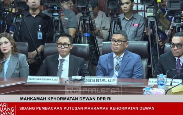 Foto: Nafa Urbach, Eko Patrio, Uya Kuya, dan Ahmad Sahroni duduk disidang MKD DPR, Senayan, Jakarta, Rabu (5/11/2025). (Dok - YouTube Parlemen TV)