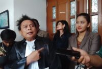 Foto: Deolipa Yumara Kuasa Hukum Mayjen TNI (Purn) Adam Rachmat Damiri, saat Wawancara usai sidang perdana Peninjauan Kembali Kasus PT. Asabri (Persero), di Pengadilan Negeri Jakarta Pusat, Kamis (6/11/2025). (Dok-Okj/Fahmy Nurdin)