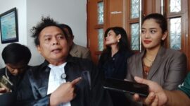 Foto: Deolipa Yumara Kuasa Hukum Mayjen TNI (Purn) Adam Rachmat Damiri, saat Wawancara usai sidang perdana Peninjauan Kembali Kasus PT. Asabri (Persero), di Pengadilan Negeri Jakarta Pusat, Kamis (6/11/2025). (Dok-Okj/Fahmy Nurdin)