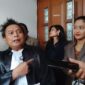 Foto: Deolipa Yumara Kuasa Hukum Mayjen TNI (Purn) Adam Rachmat Damiri, saat Wawancara usai sidang perdana Peninjauan Kembali Kasus PT. Asabri (Persero), di Pengadilan Negeri Jakarta Pusat, Kamis (6/11/2025). (Dok-Okj/Fahmy Nurdin)
