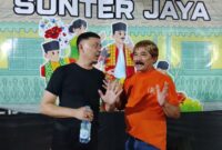 Foto: Opie Kumis (kanan), Sabar Bokir (kiri), usai mengisi acara Gebyar Budaya Hajatan Kampung Sunter Jaya sekaligus Milad ke-6 Sanggar Sinlamba Batavia yang digelar di RTH Pulo Besar Elok RT 04 RW 011, Sunter Jaya, Jakarta Utara, pada Minggu (9/11/2025). (Dok-Okj/Fahmy Nurdin)