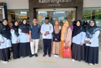 Foto: H. Abdul Qahar Yeliepele (tengah) saat pelepasan peserta di Bandara Sentani, Jayapura, Senin (10/11/2025). (Dok-Istimewa)