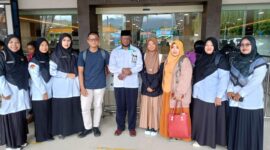 Foto: H. Abdul Qahar Yeliepele (tengah) saat pelepasan peserta di Bandara Sentani, Jayapura, Senin (10/11/2025). (Dok-Istimewa)